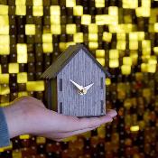 Petite Horloge silencieuse à poser - Maison "Cute Hut" - 12cm - Grise 